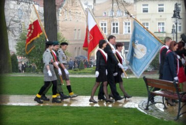 Tucholanie świętowali 225. rocznicę uchwalenia Konstytucji 3 Maja w strugach deszczu