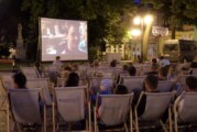 Wieczorne kino pod chmurką na tucholskim rynku